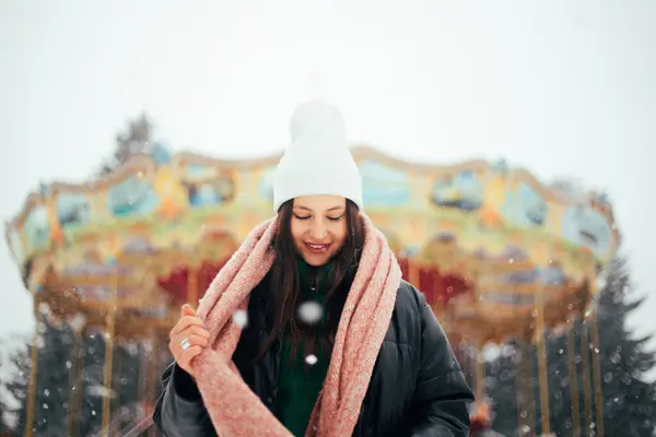 Jeune Femme Brune Chapeau Blanc Hiver Marchant Parc Enneigé — Photo