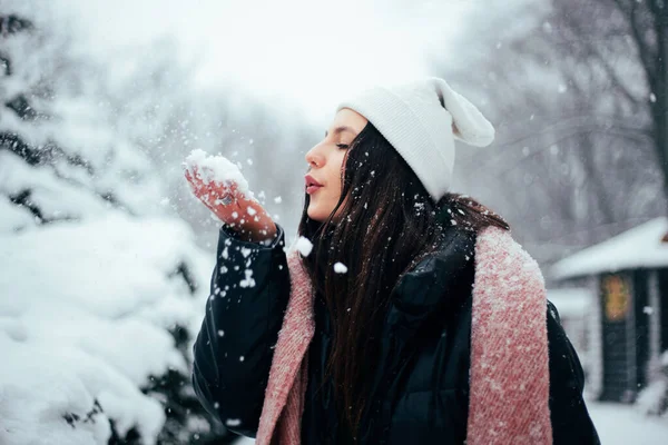สาวผมส เนทในหมวกฤด หนาวส ขาวเด นสวนห — ภาพถ่ายสต็อก