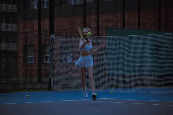 Kadın Tenisçi Tenis Kortunda Antrenman Yapıyor — Stok fotoğraf