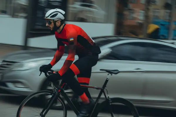 都市で自転車に乗っている若者 昼間のビュー — ストック写真