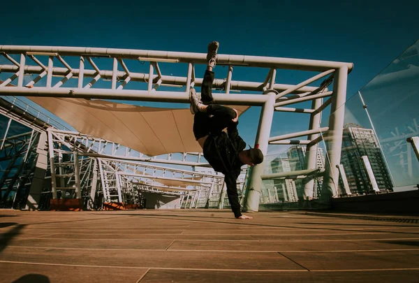 Erkek break dansçı gün batımında dans ediyor