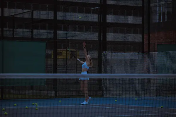 Kvinnlig Tennisspelare Tränar Tennisbanan — Stockfoto