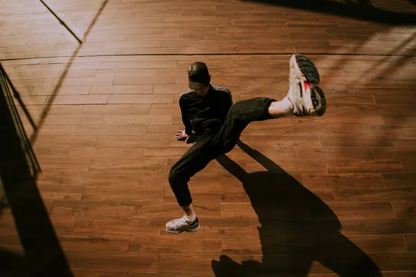 Erkek Break Dansçı Gün Batımında Dans Ediyor — Stok fotoğraf
