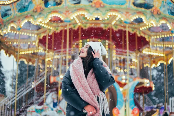 Jonge Brunette Vrouw Witte Winter Hoed Wandelen Snowy Park — Stockfoto
