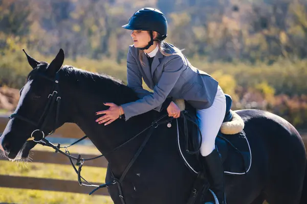 Güzel kız ata biniyor.