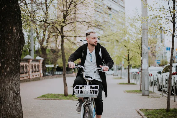 Giovane Uomo Bicicletta Città Vista Diurna — Foto Stock