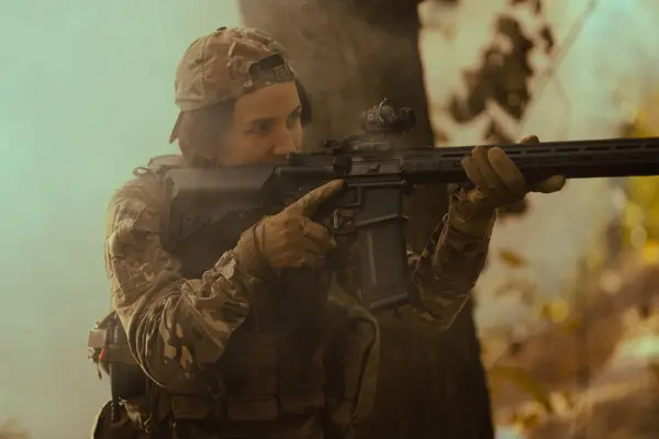 Femme Dans Armée Exercice Tactique Soldat — Photo