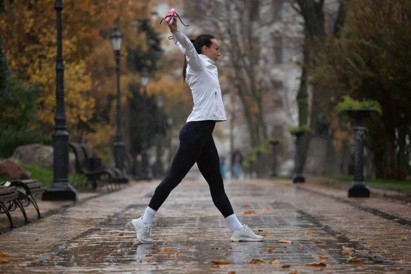 Młoda Kobieta Trenuje Rainy Park Kobieta Jogger Ćwiczenia Świeżym Powietrzu — Zdjęcie stockowe