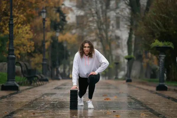 Mladá Žena Trénuje Deštivém Parku Běžkyně Cvičí Venku — Stock fotografie