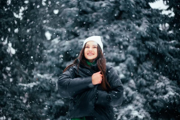 Giovane Donna Bruna Bianco Cappello Invernale Camminare Parco Innevato — Foto Stock