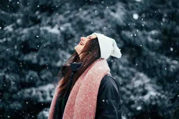 Młoda Brunetka Kobieta Biały Zimowy Kapelusz Spacery Śnieżny Park — Zdjęcie stockowe