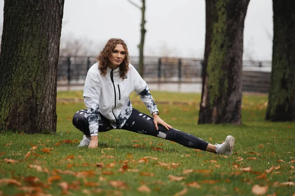 Mladá Žena Trénuje Deštivém Parku Běžkyně Cvičí Venku — Stock fotografie