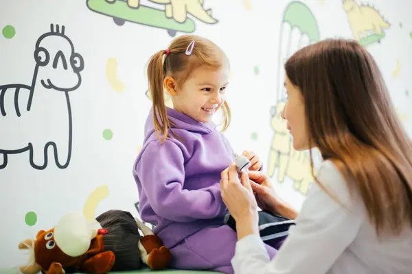 Pediatra Check Menina Criança Clínica — Fotografia de Stock