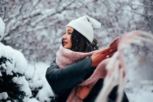 Beyaz Kış Şapkalı Esmer Kadın Karlı Parkta Yürüyor — Stok fotoğraf