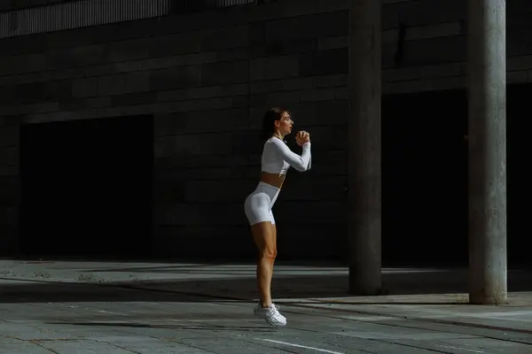 Sportliches Mädchen Mit Funktionellem Training Auf Der Straße — Stockfoto