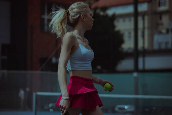 女子网球选手在网球场上的训练 — 图库照片