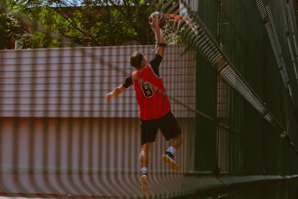 Pemain Basket Pria Bermain Bola Jalanan Pada Siang Hari Panas — Stok Foto