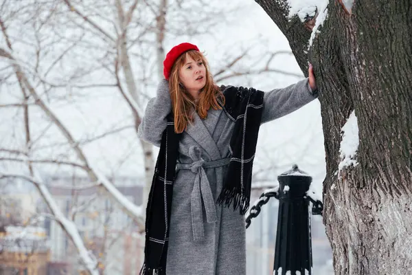 Молодая Рыжая Женщина Красной Зимней Шляпе Прогулка Снежный Парк — стоковое фото