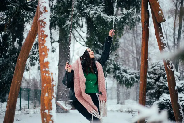 Молодая Брюнетка Белой Зимней Шляпе Прогулка Снежный Парк — стоковое фото