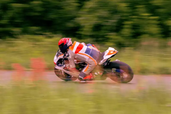 Motociclista Está Dirigindo Rápido Uma Pista Motocicleta — Fotografia de Stock
