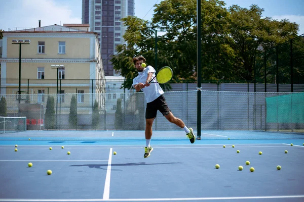 Profesyonel Tenis Kortunda Tenis Oyuncusu Eğitimi — Stok fotoğraf
