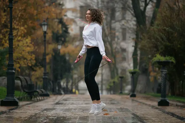 Junge Frau Beim Training Verregneten Park Joggerin Trainiert Freien — Stockfoto
