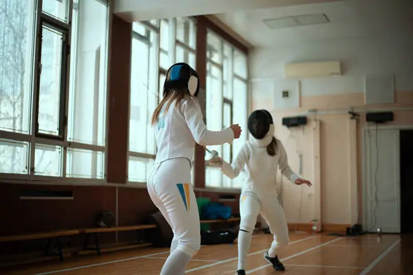 Fencing Olahraga Dua Gadis Pemain Anggar Berlatih Aula — Stok Foto