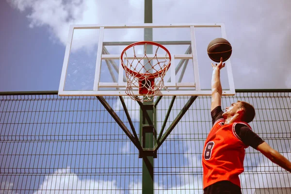 Pemain Basket Pria Bermain Bola Jalanan Pada Siang Hari Panas — Stok Foto