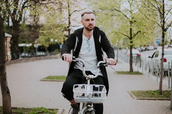 Ung Man Rida Cykel Staden Dagtid Utsikt — Stockfoto