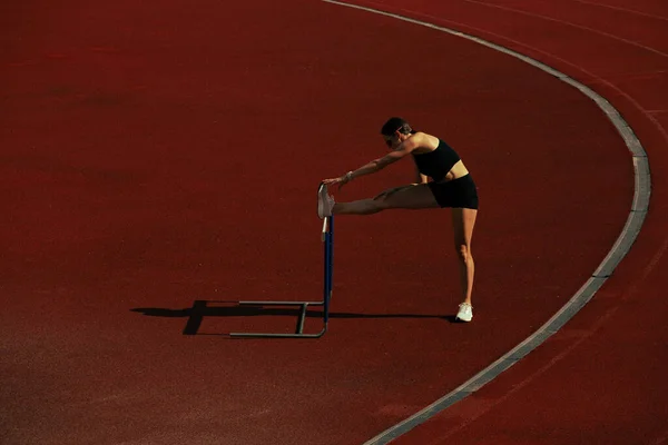 Atlet Kız Koşu Pistinde Antrenman Yapıyor — Stok fotoğraf