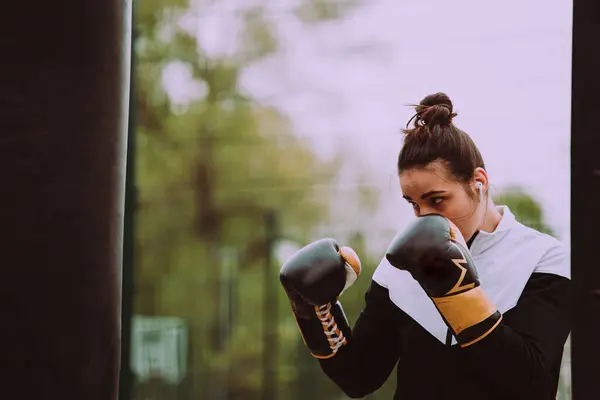 Entrenamiento Boxeo Mujer Aire Libre Por Mañana — Foto de Stock