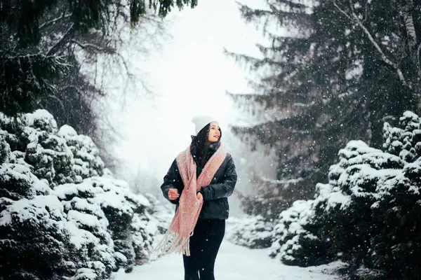 Mladá Brunetka Žena Bílé Zimní Klobouk Chůze Zasněžený Park — Stock fotografie