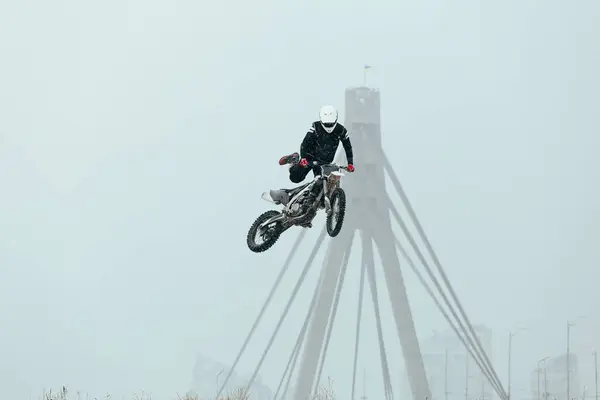 Acemi Fmx Sürücüsü Için Harika Bir Numara Yapan Adam — Stok fotoğraf