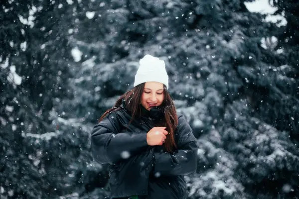 Mujer Morena Joven Sombrero Invierno Blanco Caminando Parque Nevado — Foto de Stock