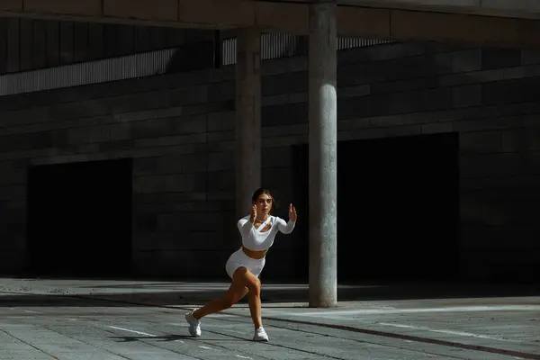 Sportif Kız Sokakta Fonksiyonel Eğitimle Performans Sergiliyor — Stok fotoğraf