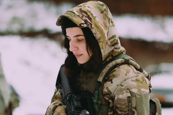 Askeri Eğitim Kadın Taktiksel Atıcılık Eğitimi — Stok fotoğraf