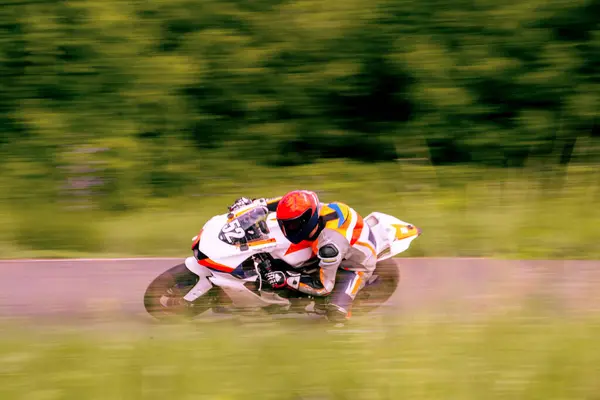 Corredor Motocicletas Está Conduciendo Rápido Una Pista Motocicletas —  Fotos de Stock