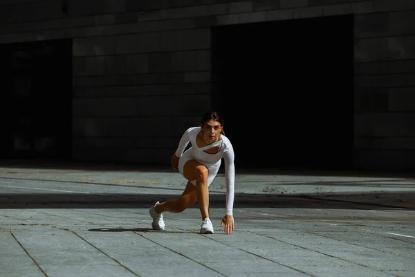 Спортивна Дівчина Виступає Функціональним Тренуванням Вулиці — стокове фото