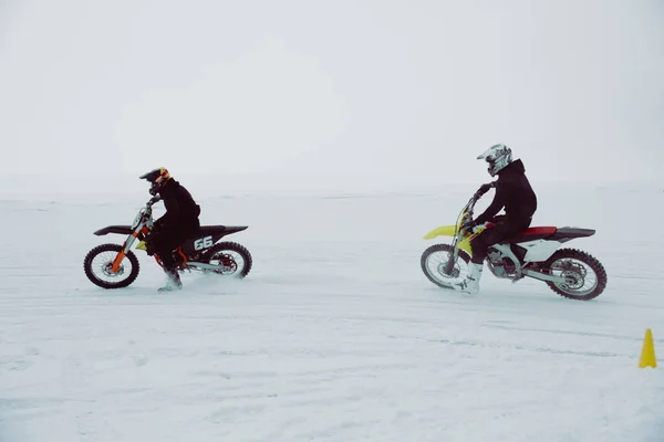 Zimowy Motocross Jeźdźcy Jeżdżą Lodzie Sporty Zimowe — Zdjęcie stockowe