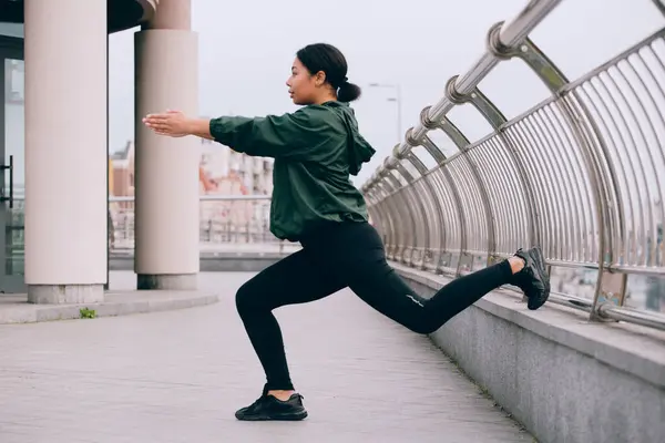 Wanita Muda Berlatih Luar Ruangan Gadis Sporty Berjalan Kota — Stok Foto