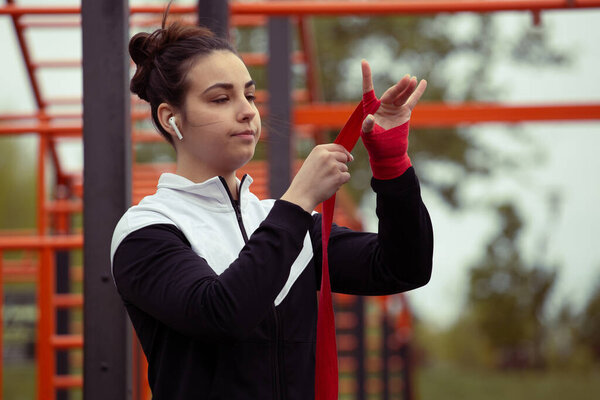 женщина бокс тренировки на открытом воздухе утром