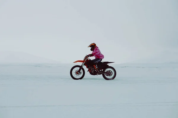 ウィンターモトクロス 氷の上を走る男性レーサー ウィンタースポーツ — ストック写真
