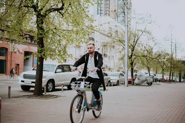 Молодой Человек Катается Велосипеде Городе Дневной Вид — стоковое фото