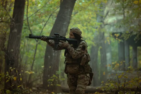 Ordudaki Kadın Taktik Alıştırma Asker — Stok fotoğraf