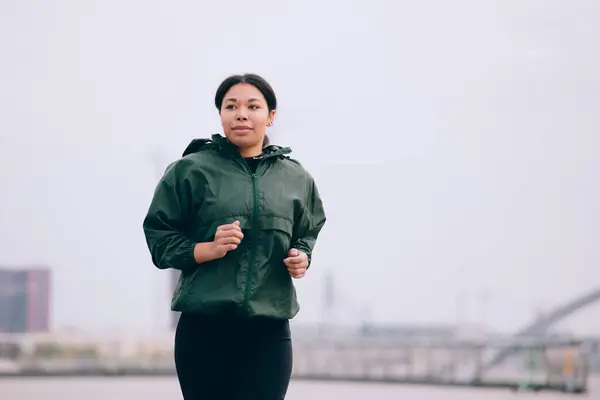 Mujer Joven Entrenando Aire Libre Deportiva Chica Corriendo Ciudad —  Fotos de Stock