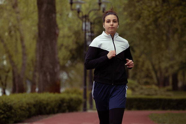 Обучение боксеров на открытом воздухе в утреннем парке 