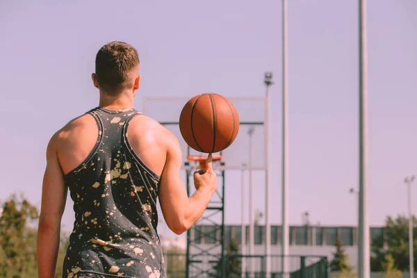 Pria Pemain Basket Melempar Bola Dalam Ring — Stok Foto