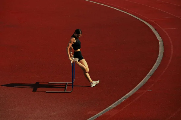 Atleta Chica Entrenamiento Pista Atletismo — Foto de Stock