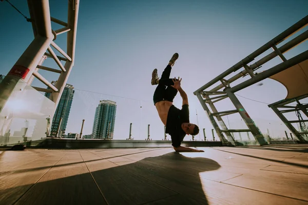 Чоловіча Перерва Танцівниця Танцює Заході Сонця — стокове фото