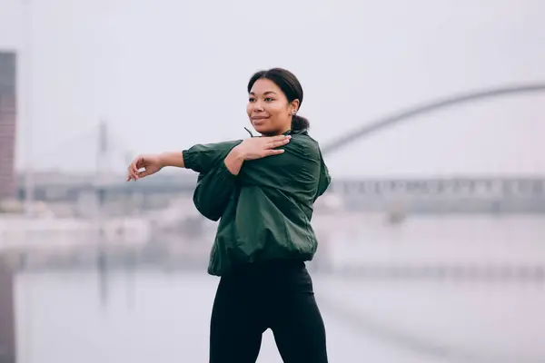 Femeia Tânără Antrenează Aer Liber Fată Sportivă Care Rulează Oraș — Fotografie, imagine de stoc